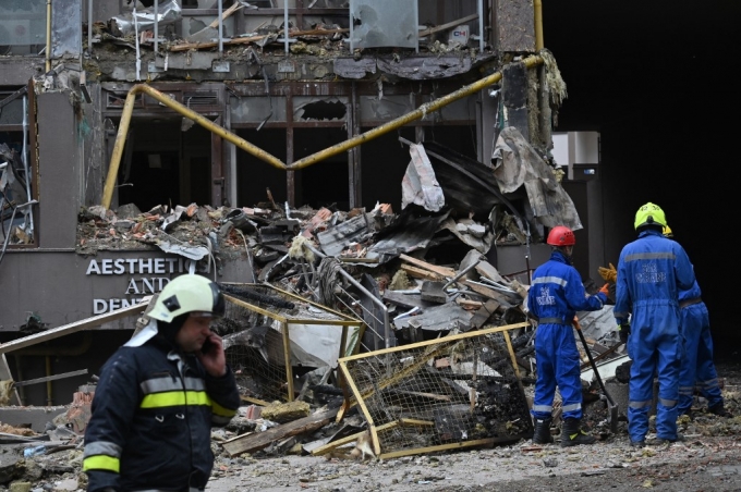26일(현지시간) 러시아군의 미사일 공격으로 파괴된 우크라이나 키이우 아파트/AFPBBNews=뉴스1