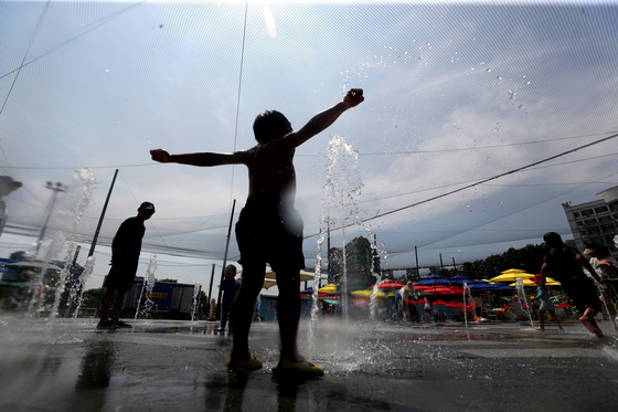낮의 길이가 가장 길어지는 절기 하지(夏至)인 21일 오후 서울 성동구 살곶이물놀이장에서 어린이들이 물놀이를 하고 있다./사진=뉴스1