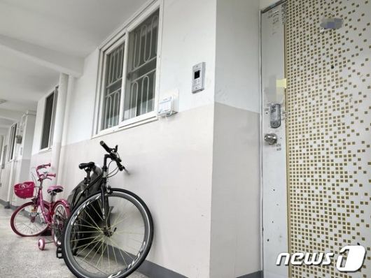 지난 27일 오전 실종된 조유나양 일가족이 살던 광주 남구의 한 아파트 문 앞에는 법원 특별 우편 송달 안내장이 붙어있다. /사진=뉴스1