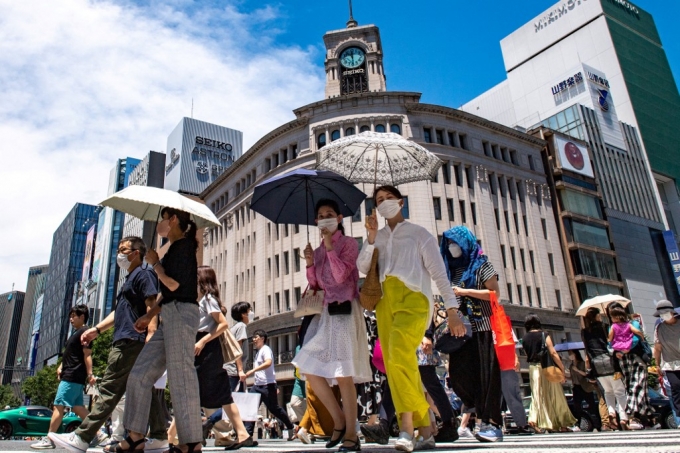 26일 일본 도쿄 시민들이 긴자 지역 거리를 걷고 있다./AFPBBNews=뉴스1