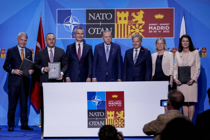 레제프 타이이프 에르도안(가운데) 튀르키예 대통령이 28일(현지시간) 스페인 마드리드에서 핀란드와 스웨덴의 북대서양조약기구(NATO·나토) 가입을 지지하는 양해각서에 서명 후 관계자들과 기념 촬영을 하고 있다. 에르도안 대통령은 기존의 반대 입장을 철회하고 스웨덴과 핀란드의 나토 가입을 지지하기로 했다. 왼쪽부터 페카 하비스토 핀란드 외무장관, 메블뤼트 차우쇼을루 터키 외무장관, 옌스 스톨텐베르그 나토 사무총장, 에르도안, 사울리 니니스퇴 핀란드 대통령, 마그달레나 안데르손 스웨덴 총리, 안 린데 스웨덴 외무장관. /AP=뉴시스