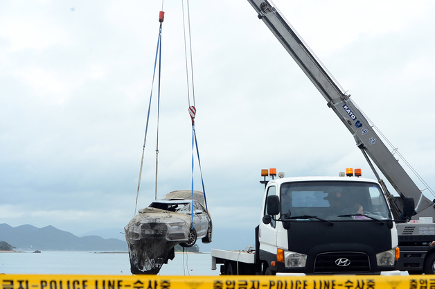 지난 29일 오후 전남 완도군 신지면 송곡선착장에서 최근 실종된 조유나양(10) 일가족이 탔던 아우디 차량이 인양되고 있다. /사진=뉴스1  