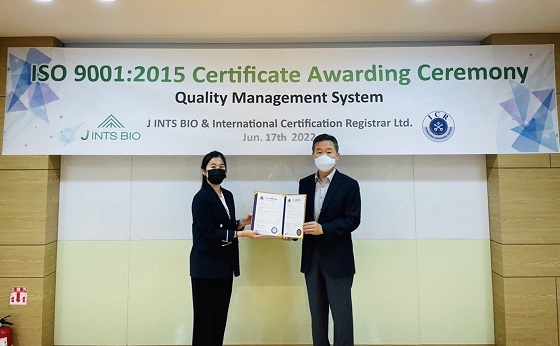 강세라 제이인츠바이오 부장(사진 왼쪽)이 김덕용 ICR 대표로부터 'ISO 9001:2015' 인증서를 전달받고 기념사진을 촬영 중이다/사진제공=제이인츠바이오
