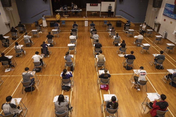 지난 4월22일 홍콩의 한 중등학교에서 수험생들이 대학입학시험(HKDSE)을 치르고 있다. /사진=뉴시스