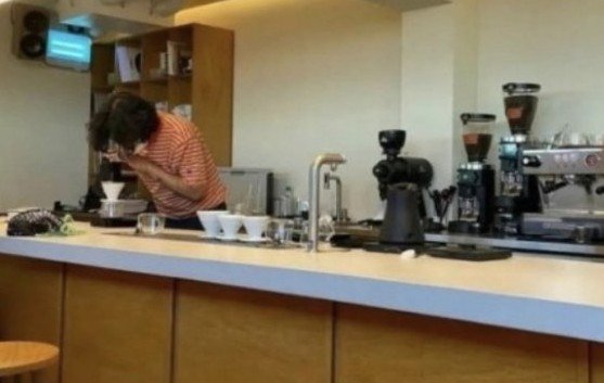 자신의 카페에서 커피를 내리고 있는 이상순 /사진= SNS 