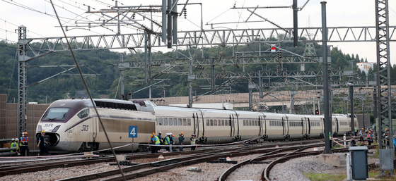 (대전=뉴스1) 김기태 기자 = 1일 부산에서 수서역으로 향하던 SRT 열차가 대전조창역 인근에서 탈선하는 사고가 발생해 관계자들이 사고를 수습하고 있다. 2022.7.1/뉴스1  