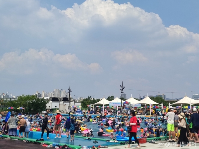 3일 오후 서울 영등포구 여의도 한강수영장 방문객들이 수영을 즐기고 있다. /사진=정세진 기자