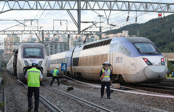 (대전=뉴스1) 김기태 기자 = 1일 부산에서 수서역으로 향하던 SRT 열차가 대전조창역 인근에서 탈선하는 사고가 발생해 관계자들이 사고를 수습하고 있다. 2022.7.1/뉴스1   