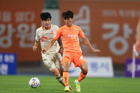 양현준(오른쪽). /사진=한국프로축구연맹 제공
