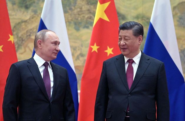 시진핑 중국 국가주석(오른쪽)이 2월 4일 (현지시간) 베이징 조어대에서 2022 베이징 동계 올림픽 개막에 맞춰 방문한 블라디미르 푸틴 러시아 대통령과 정상회담을 앞두고 포즈를 취하고 있다.  /AFPBBNews=뉴스1