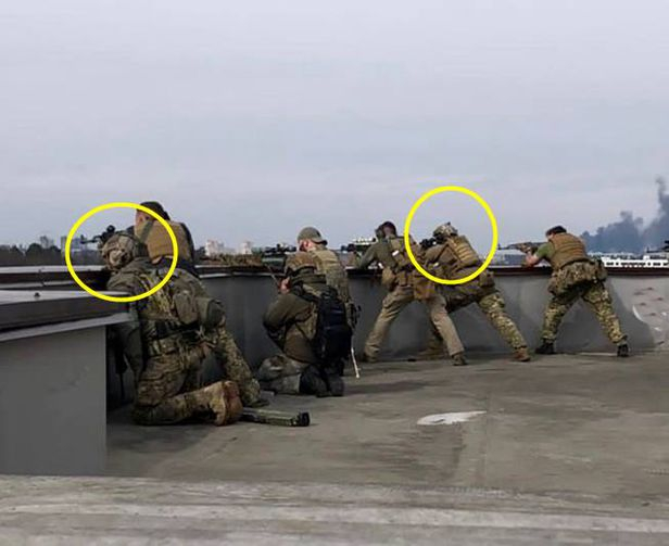 우크라이나 국제의용군 참전을 위해 무단 출국했다가 귀국한 유튜버 로건(맨 왼쪽)과 이근(오른쪽 두번째)이 현지에서 작전 수행 중인 모습. /이근 인스타그램
