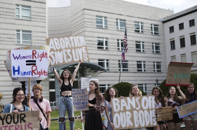 [베를린=AP/뉴시스] 5일(현지시간) 독일 베를린 주재 미국대사관 인근 브란덴부르크 게이트 앞에서 미연방대법원의 낙태 권리 폐기 판결에 항의하는 시위대가 각종 손팻말을 들고 있다. 2022.07.06.