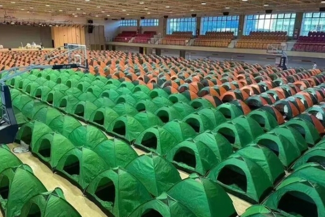 중국 우시 SK하이닉스 반도체 공장 내 실내 체육관에 설치된 텐트들/사진=웨이보 캡처