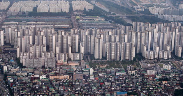 (서울=뉴스1) 김진환 기자 = 지난해 주택 매매시장을 주도했던 30대 이하의 매수세가 꺾인 것으로 조사됐다.   한국부동산원의 아파트 매매 거래 통계에 따르면 올해 1월부터 5월까지 서울 아파트 거래량은 7천 917건으로 이 가운데 30대 이하 매수 비중은 38.7%를 기록했다.   지난해 상반기엔 41.4%, 하반기엔 42%를 기록했지만, 올해 들어 고물가와 금리 인상, 집값 하락에 대한 우려가 커지면서 30대 이하 매수세가 다소 약해진 것으로 평가되고 있다. 사진은 5일 서울 송파구 롯데월드타워에서 바라본 아파트 단지의 모습. 2022.7.5/뉴스1  