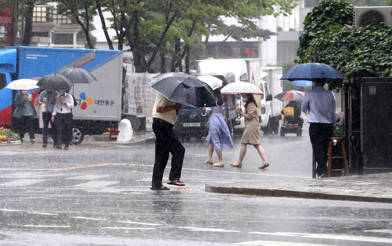 장맛비가 내린 지난달 29일 서울 종로구청 인근에서 우산을 쓴 시민들이 발걸음을 재촉하고 있다. /사진=뉴스1  