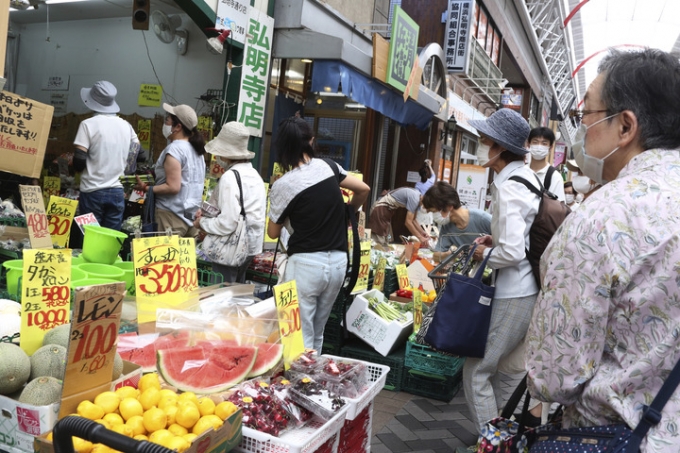 2020년 일본 도쿄 근교 요코하마에 있는 과일 야채 가게를 마스크를 쓴 시민들이 구경하고 있다. /사진=AP=뉴시스