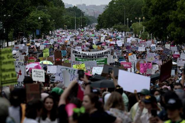 지난 5월 14일(현지시간) 미국 연방대법원이 낙태권을 보장한 기존 판결을 파기할 것이라는 관측이 나오는 가운데 워싱턴에서 낙태권 폐지 반대하는 시위대가 행진을 하고 있다. /사진=뉴스1