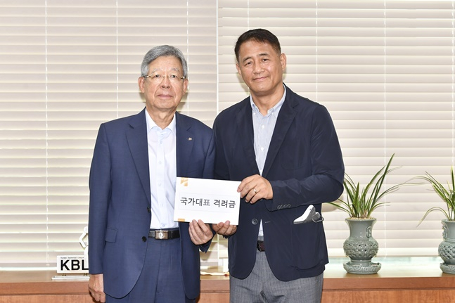 김희옥(왼쪽) KBL 총재와 추일승 농구 국가대표팀 감독.  /사진=KBL