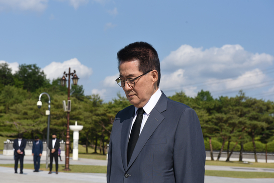 (광주=뉴스1) 김동수 기자 = 박지원 전 국가정보원장이 6일 오후 광주 북구 국립 5·18민주묘지에서 묵념하고 있다.2022.6.6/뉴스1  