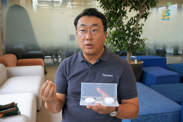 길영준 휴이노 대표가 인공지능(AI) 웨어러블 심전도 검사기기 '메모패치'를 들고 회사 기술력을 설명하고 있다. /사진=휴이노