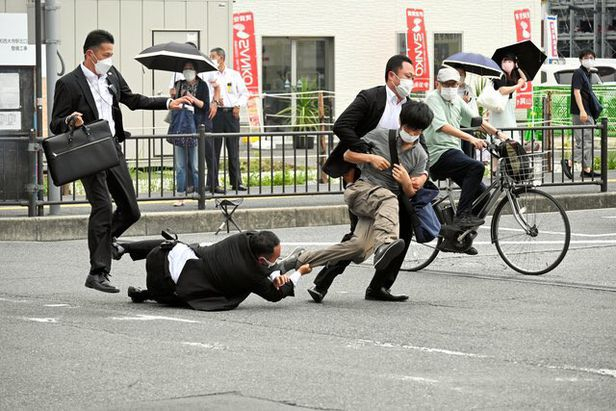 8일 오전 11시 30분쯤 일본 나라현 나라시에서 참의원 선거 유세 연설을 하던 중 아베 전 총리가 한 남성의 총격에 피를 흘리며 쓰러졌다/사진=트위터 캡처 