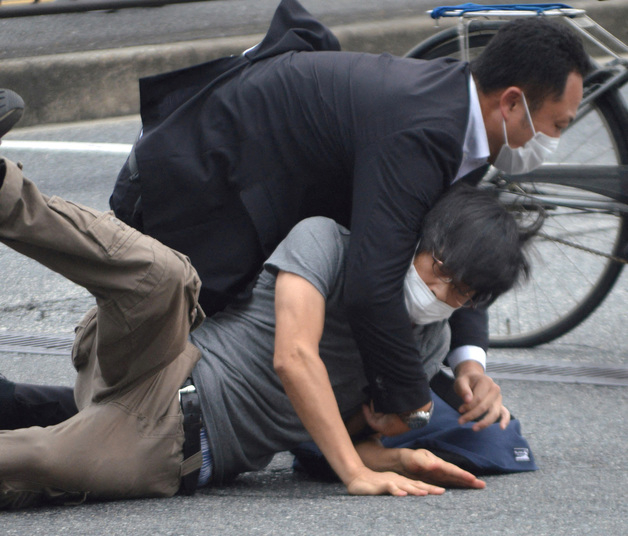 (로이터=뉴스1) 임세영 기자 = 아베 신조(安倍晋三) 전 일본 총리가 8일 일본 서부 나라시에서 선거 유세 도중 총격을 맞고 쓰러진 가운데, 용의자가 현장에서 제압당하고 있다.  (C) 로이터=뉴스1  