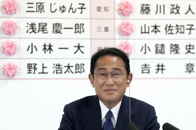 10일 일본 자민당 당사에서 기시다 후미오 일본 총리 겸 집권 자민당 총재가 참의원 선거 승리가 확정된 후보들의 명단을 뒤로 한채 기자회견을 하고 있다./AFPBBNews=뉴스1 