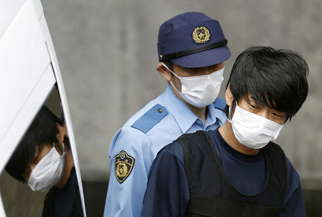 (로이터=뉴스1) 박정호 기자 = 아베 신조 전 일본 총리를 피격 살해한 혐의를 받고 있는 야마가미 테츠야가 10일 일본 나라현 나라시 경찰서에서 검찰로 이송되고 있다.   (C) 로이터=뉴스1  