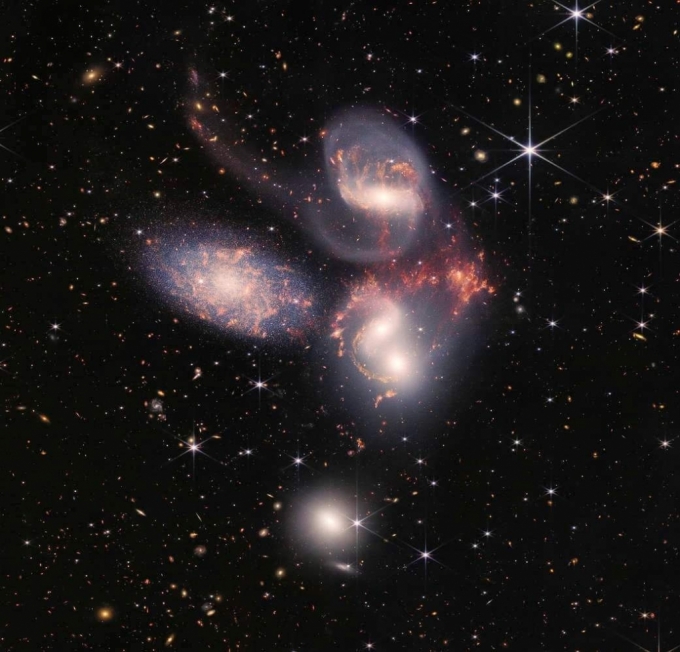 페가수스자리에 있는 5개 은하 '스테판의 5중주'(Stephan's Quintet). 1877년 프랑스 천문학자 에두아르 스테판에 의해 발견된 별자리다. / 사진=미국항공우주부(NASA)