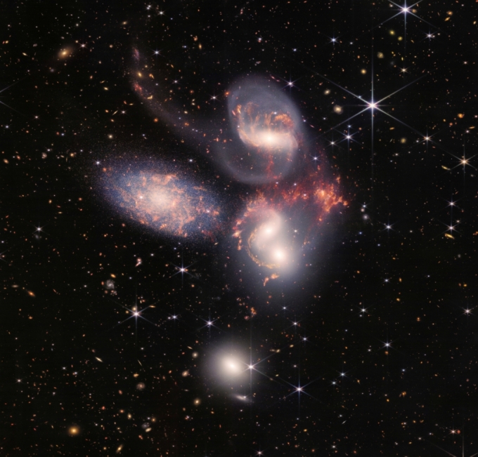 1877년 프랑스 천문학자 에두아르 스테판에 의해 발견된 소은하군인 '스테판의 5중주'. 제임스 웹 우주망원경이 포착한 은하들의 모습. / 사진=미국항공우주부(NASA)