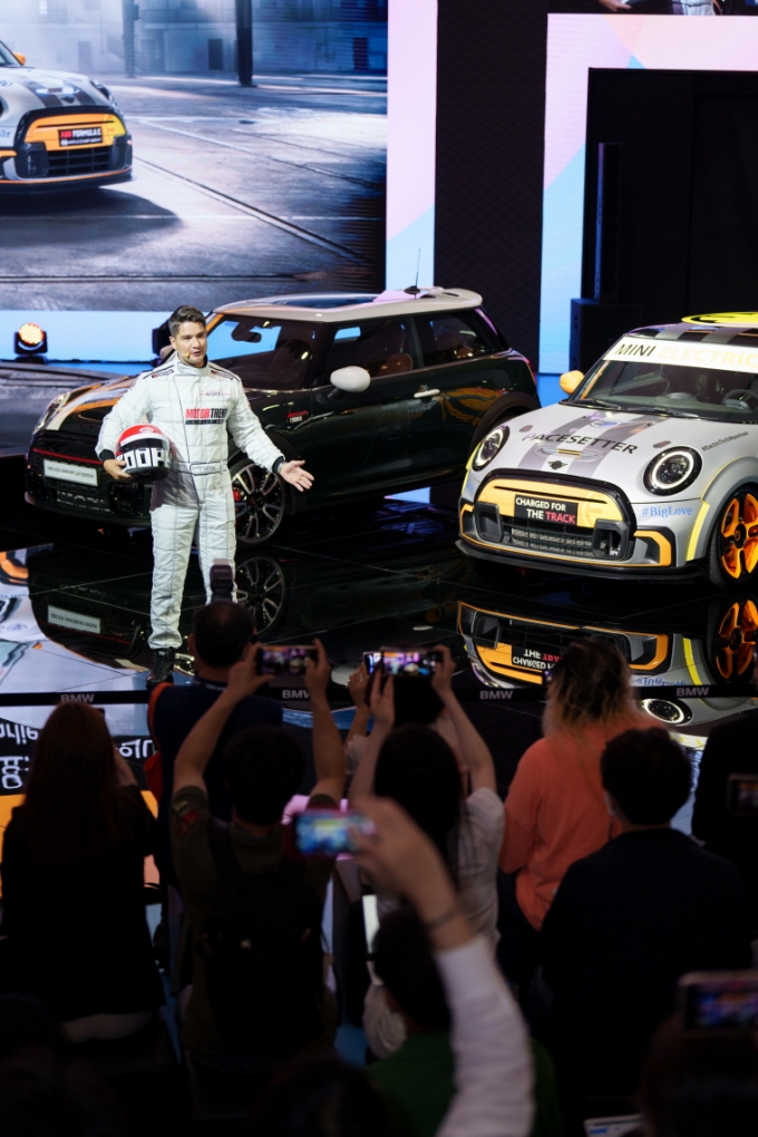 14일 오전 10시쯤 부산 벡스코에서 열린 2022 부산 국제모터쇼 미디어데이에서 찰리 쿠퍼 미니 글로벌 앰배서더가 차량을 소개하고 있다/사진제공=BMW코리아