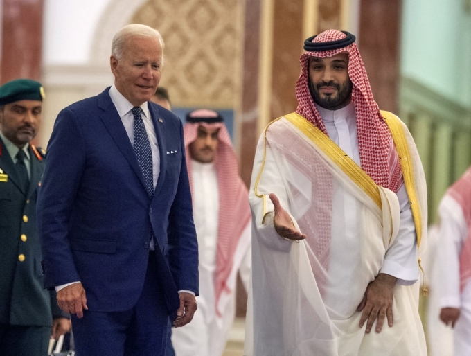 조 바이든 미국 대통령이 15일(현지시간) 사우디 제다 왕궁에서 무함마드 빈 살만 왕세자와 만나 회담장으로 이동하고 있다. /ⓒAFP=뉴스1
