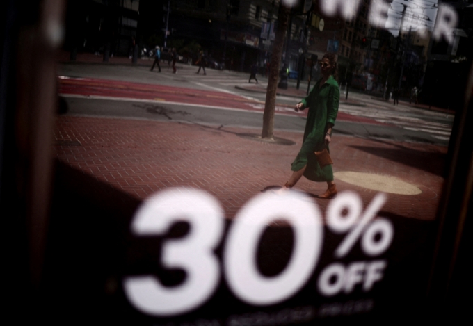 A woman walks by a local shop as discounts are displayed, in downtown San Francisco, California, U.S., July 13, 2022. REUTERS/Carlos Barria /사진=로이터=뉴스1