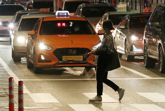 지난 4월 26일 저녁 서울 종각역 부근에서 택시가 운행을 하고 있다. /사진=뉴스1  