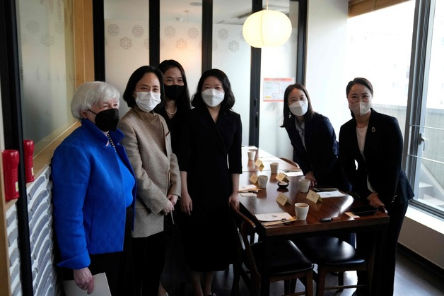 재닛 옐런 美 재무장관이 19일 서울 종로구 한 사찰음식점에서 여성기업가들을 만나 기념촬영을 하고 있다.  (C) AFP=뉴스1  