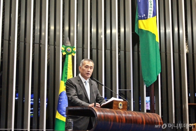 동국제강 장세주 회장이 브라질 연방 상원의사당에서 훈장 수훈 소감을 발표하고 있다./사진제공=동국제강