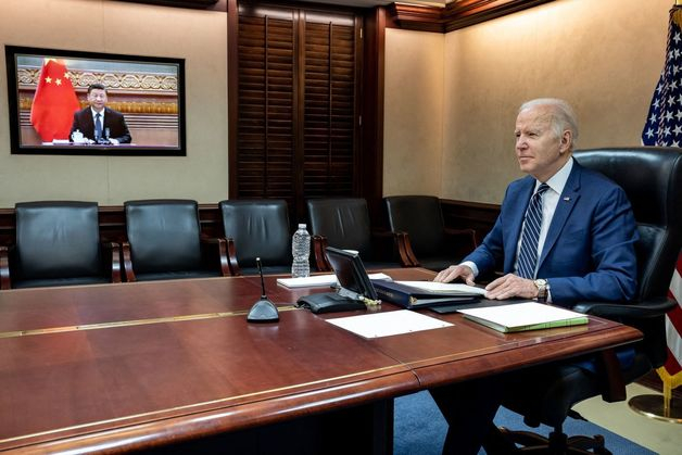 조 바이든 미국 대통령이 3월 18일 (현지시간) 워싱턴 백악관에서 러시아의 우크라이나 침공 관련해 시진핑 중국 국가 주석과 화상 통화를 하고 있다.  /AFPBBNews=뉴스1