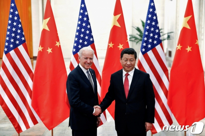 2013년 중국 베이징에서 조 바이든 당시 미국 부통령과 시진핑 중국 국가주석이 악수하고 있다. /로이터=뉴스1  