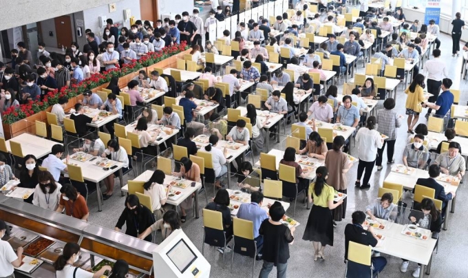 [용인=뉴시스] 김종택기자 = 6일 오후 경기도 용인시청 구내식당에서 직원들이 점심식사를 하고 있다. 2022.07.06.