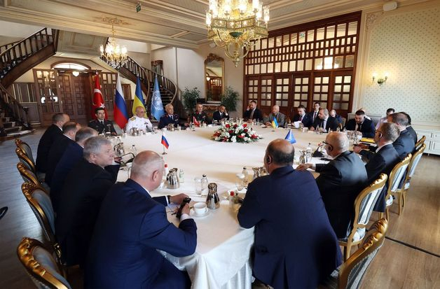 13일(현지시간) 러시아·튀르키예·우크라이나·유엔 대표들이 튀르키예 이스탄불에서 우크라이나 곡물 운송 문제를 논의하는 4자 협상을 하고 있다.   (C) AFP=뉴스1  