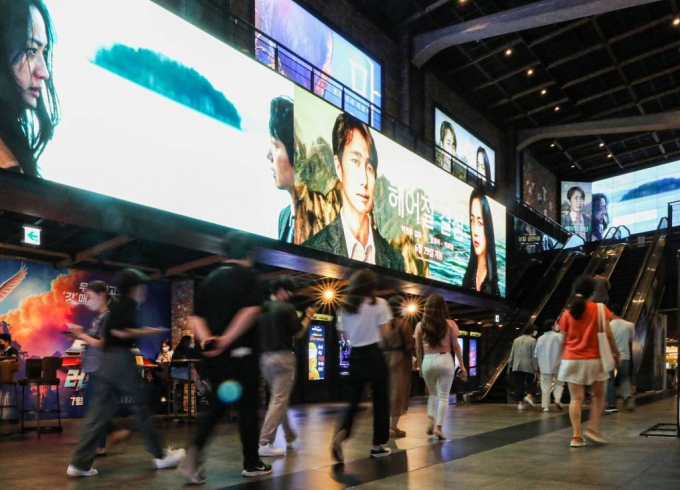 지난달  21일 오후 서울 시내 영화관이 관람객을 붐비고 있다. /사진=뉴시스