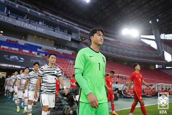 중국전에 나서는 한국축구대표팀(흰색·검은색 유니폼). /사진=대한축구협회 제공