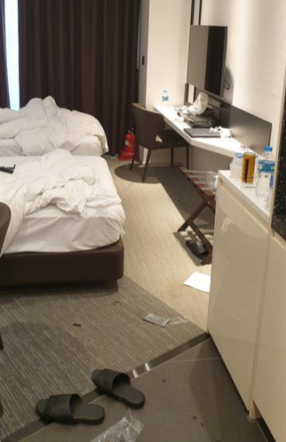 지난 24일 경기 고양시에 있는 4성급 호텔 직원이 "깔끔하게 정리 좀 하자"며 고객이 다녀간 객실 사진을 SNS에 공개했다./사진=트위터