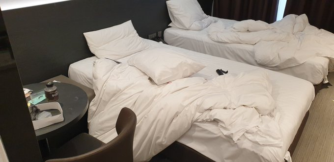 지난 24일 경기 고양시에 있는 4성급 호텔 직원이 "깔끔하게 정리 좀 하자"며 고객이 다녀간 객실 사진을 SNS에 공개했다./사진=트위터
