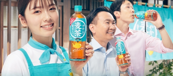 일본 코카콜라가 판매하는  '주전자 보리차'(やかんの?茶). /사진=일본 코카콜라