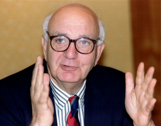 폴 볼커 전 연방준비제도(연준, Fed) 의장의 1996년 9월 기자회견 모습  (C) 로이터통신=뉴스1