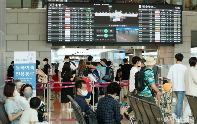 [사진]본격 휴가철, 붐비는 김포공항