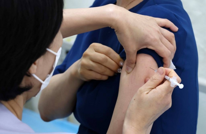 [서울=뉴시스]  50대와 18세 이상 성인 기저질환자에 대한 코로나19 백신 4차 접종이 시작된 18일 오후 서울 강서구 서울부민병원에서 한 시민이 백신을 접종받고 있다. 