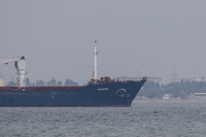 우크라이나산 옥수수 2만6000톤(t)을 실은 시에라리온 국적선 라조니호가 1일(현지시간) 우크라이나 오데사 항구에서 레바논을 향해 출항하고 있다. /로이터=뉴스1