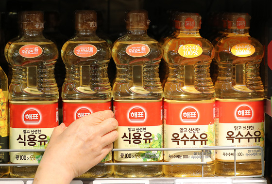 (서울=뉴스1) 박세연 기자 = 6일 서울시내 한 대형마트에 식용유가 판매되고 있다.  2022.6.6/뉴스1  